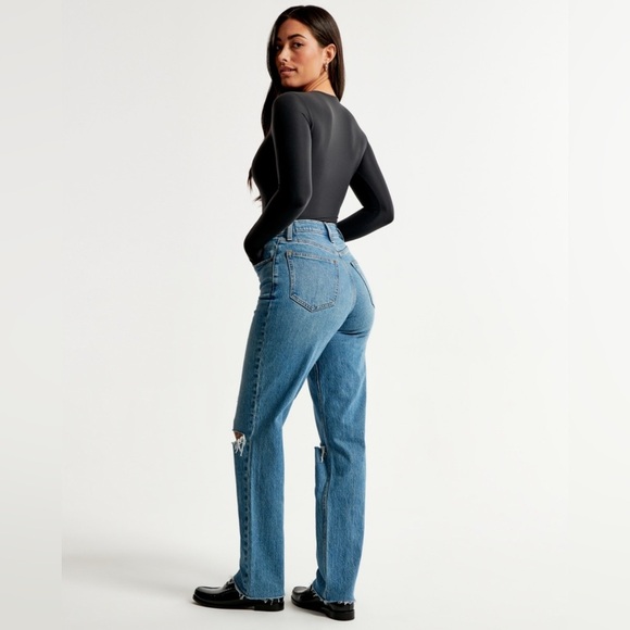 Abercrombie & Fitch Curve Love The 90s Straight
Ultra High Rise Jean Destroyed - Picture 3 of 9